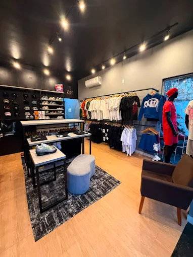 Interior da Atlantic Wear com coleções de roupas, sneakers e bonés
